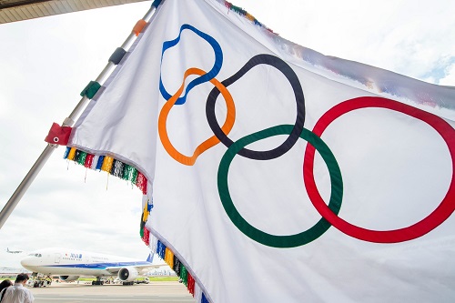Bandeira com os arcos olímpicos (Foto: Divulgação Comitê Olímpico Internacional (COI))
