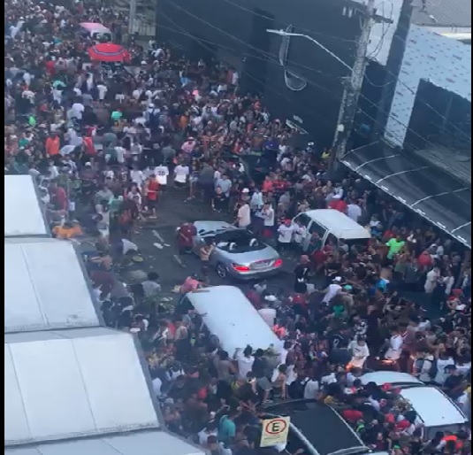 Baile irregular na Praia do Canto (Foto: Reprodução)