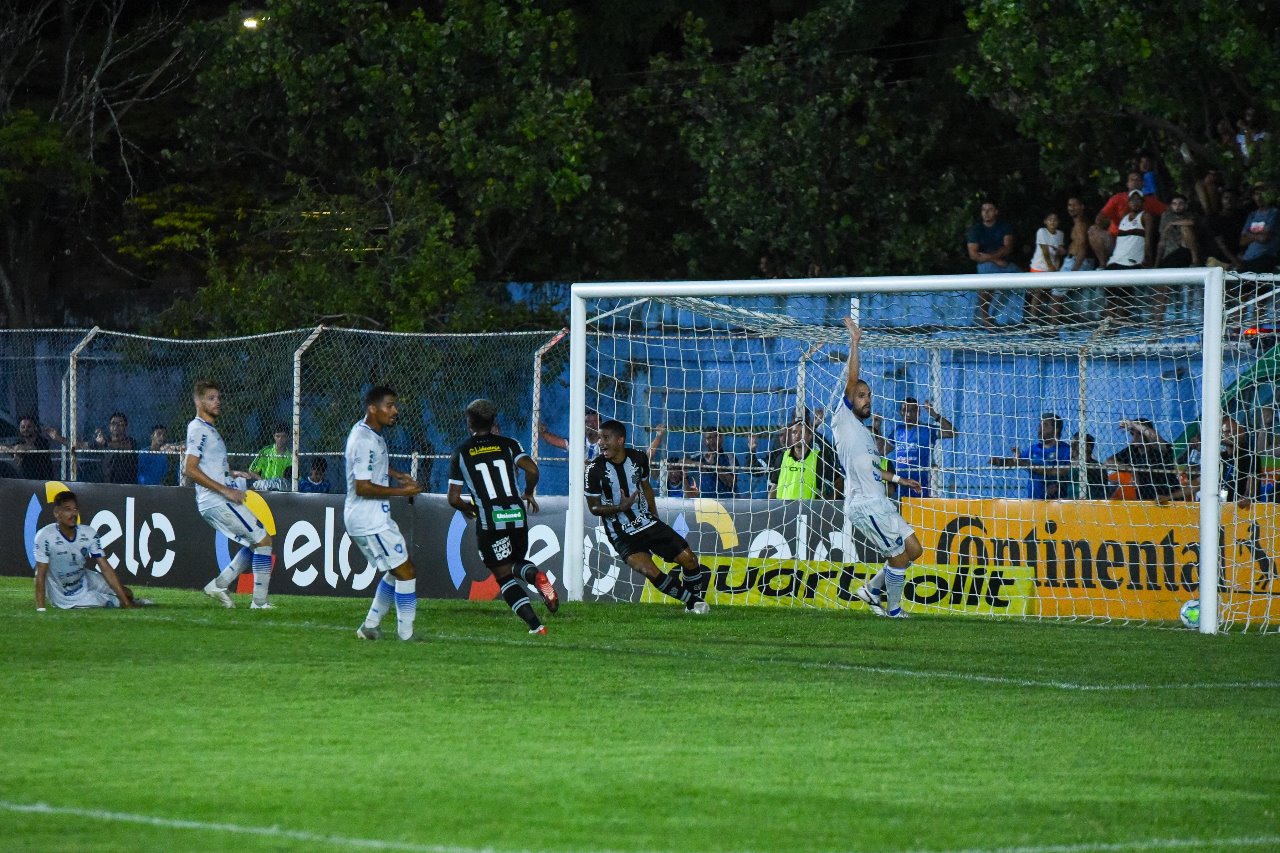 Gol da eliminação saiu aos 47 do segundo tempo (Foto: Beto Morais/AT)