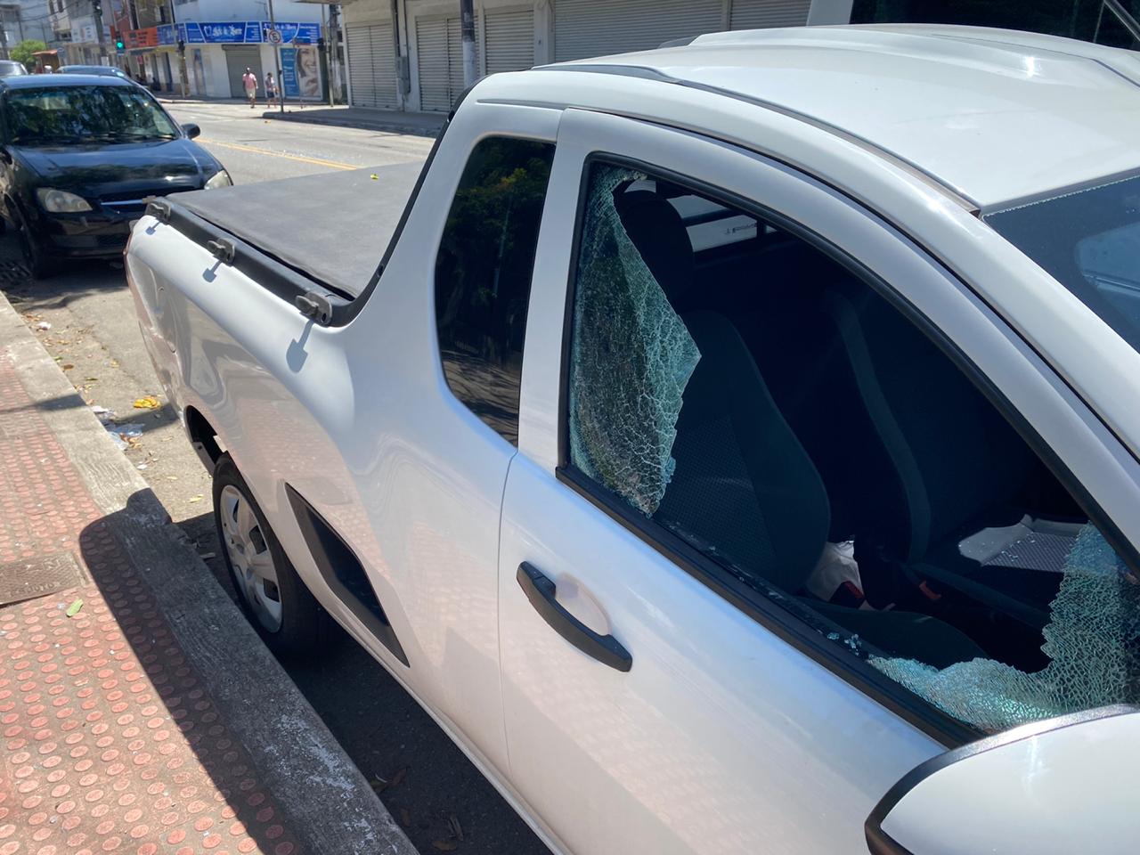 Carros foram depredados na avenida Marechal Campos (Foto: Kadidja Fernandes/ AT/ 10/02/2020)