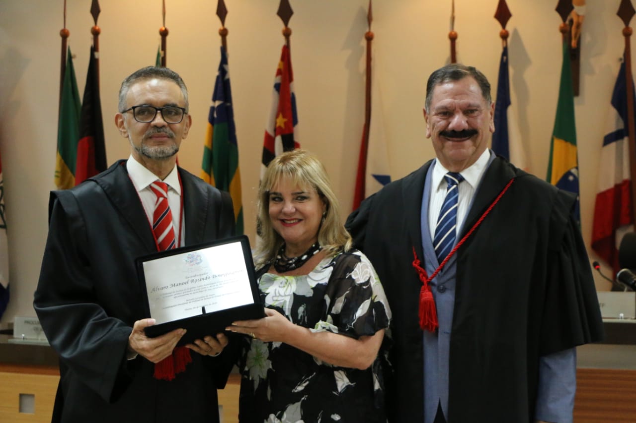 Álvaro Bourguignon ao lado da mulher, Silvia, e do presidente do TJES, Ronaldo Gonçalves (Foto: Tais Valle/TJES)