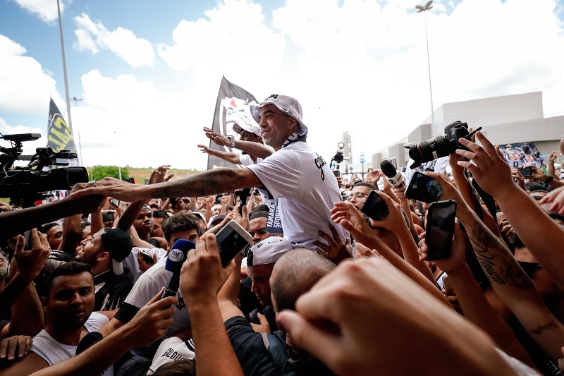 Tardelli foi recebido pela torcida com festa no desembarque (Foto: Bruno Cantini/Agência Galo/Atlético)