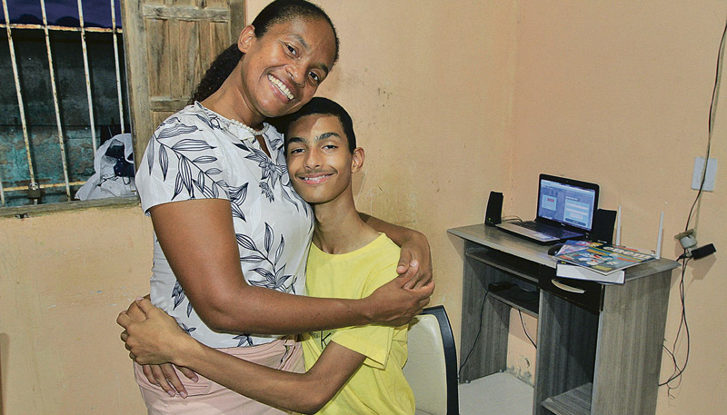 Cirleide é só felicidade com a aprovação de Álvaro: “Será o primeiro da família a fazer faculdade”, disse a mãe (Foto: Dayana Souza/AT)