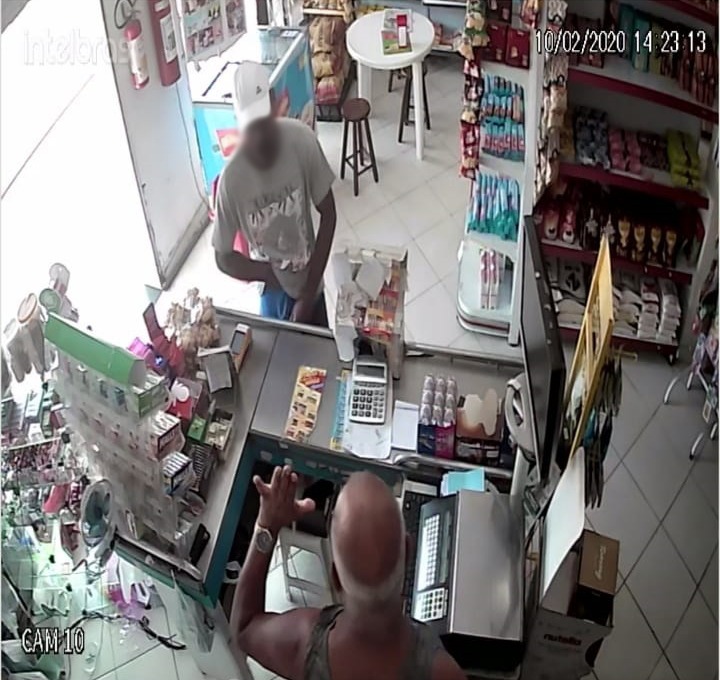 Assalto aconteceu em padaria do bairro Manoel Plaza, na Serra (Foto: Reprodução/ Videomonitoramento)
