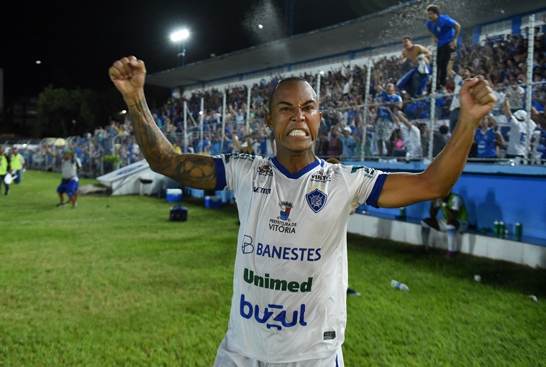 Edinho vibra e se emociona muito após a classificação do Vitória na Copa do Brasil (Foto: Beto Morais/AT)