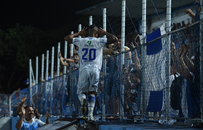Assim como no título do Capixabão 2006, Edinho comemora no alambrado pedindo o grito da torcida (Foto: Beto Morais/A Tribuna)