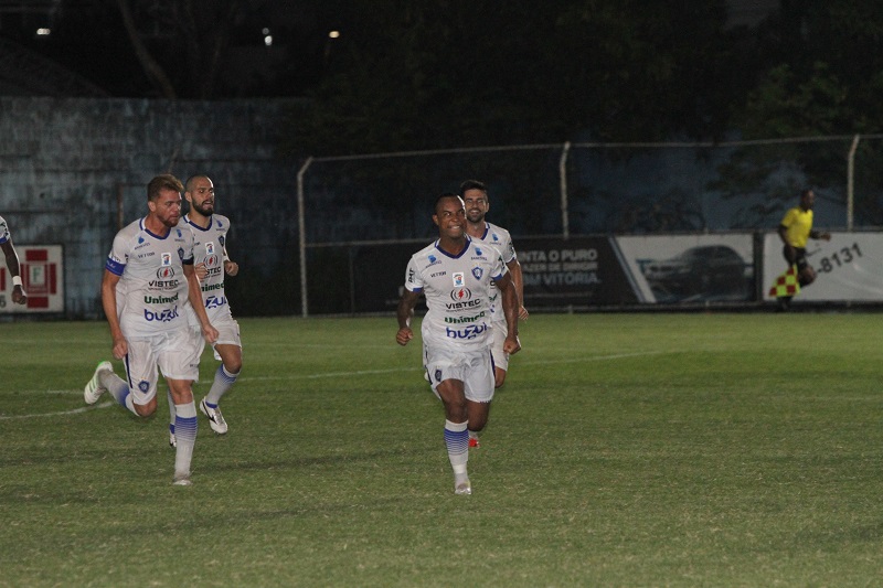 Edinho comemora gol de falta no Salvador Costa (Foto: Beto Morais/AT)