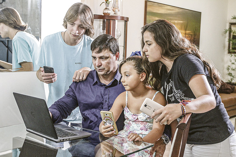 Eduardo Pinheiro é rigoroso na orientação sobre os riscos das fake news e sempre conversa com os filhos Eduardo, Maria Clara e Maria Eduarda (Foto: Beto Morais / AT)