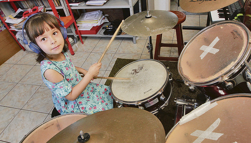 Elisa em seu “quartinho da música”. Ela começou a tocar aos 3 anos (Foto: Leone Iglesias / AT)