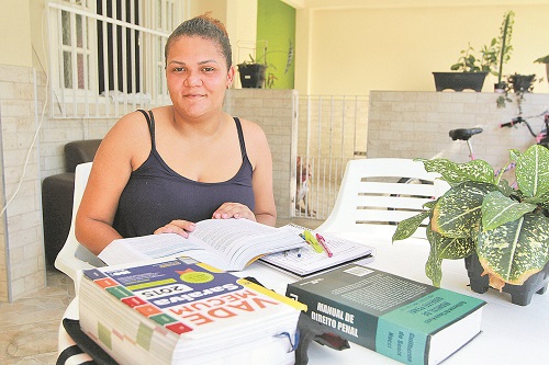 A estudante de Direito Janiala Silva conseguiu financiamento pelo Fies (Foto: Kadidja Fernandes/AT)