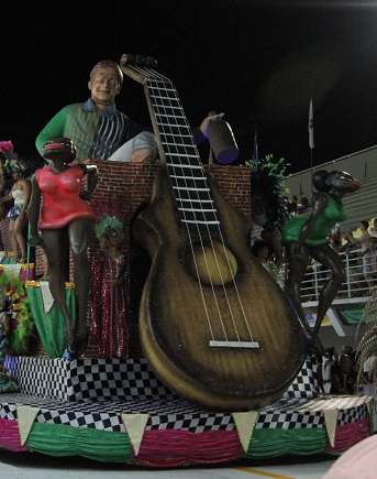 A escultura de mulher negra com vestido vermelho foi roubada (Foto: Fábio Nunes/AT)
