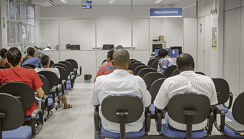 Espera no INSS: medida, inicialmente, seria para conter caos no instituto, mas valerá para todos os órgãos federais (Foto: Arquivo / AT)