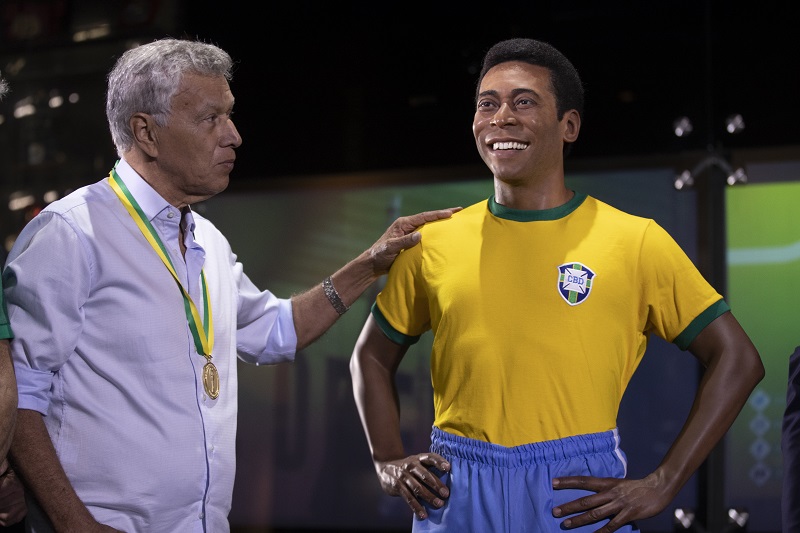 Clodoaldo impressionado com a estátua de Pelé (Foto: Lucas Figueiredo/CBF)
