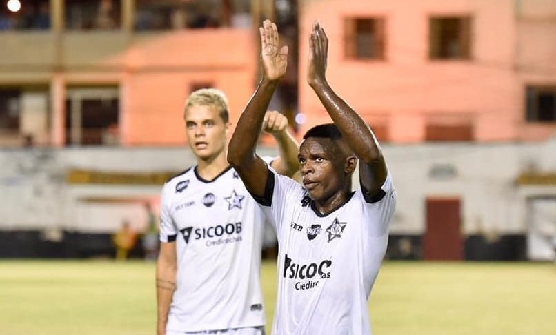 Geraldo, ao fundo, também comemorou o gol de Rian ao lado do atacante (Foto: Fabiano Oliveira/MKT Estrela)