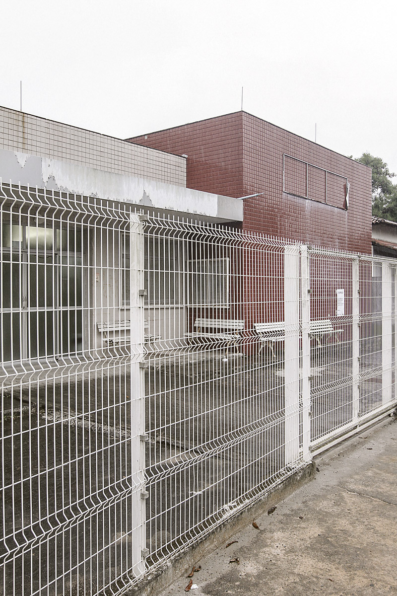 Fachada da Unidade de Saúde de Cidade Continental, que foi arrombada (Foto: Beto Morais / AT)