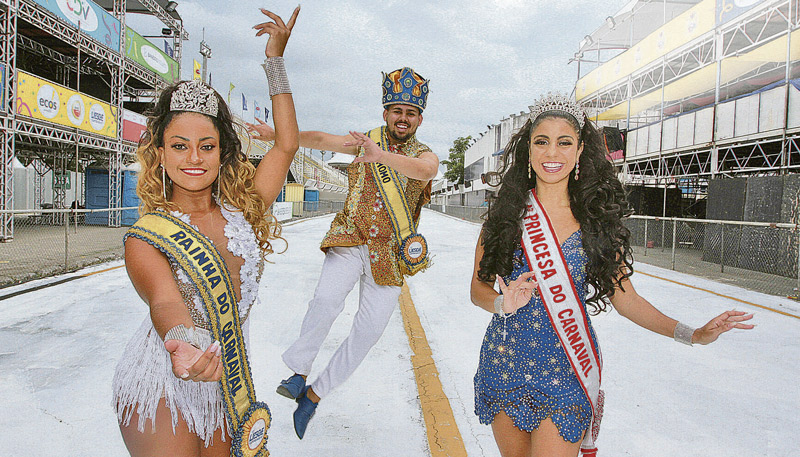 Família real do Carnaval capixaba, com a rainha Suelen Barbosa, o Rei Momo Augusto Oliveira e a 1ª princesa Eduarda Lima, abre a folia (Foto: Kadidja Fernandes / AT)