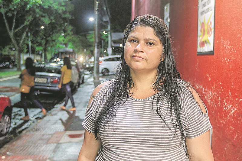 A secretária Tatiana Lima, de 42 anos (Foto: Dayana Souza/ AT)