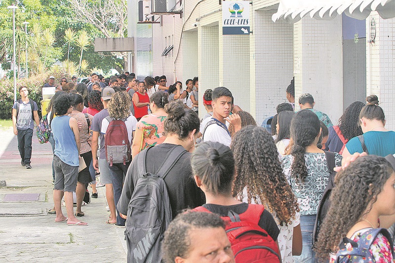 Alunos na fila para recadastramento do passe livre do cartão GVBus, na Ufes: horas em pé em dia de muito calor (Foto: Kadidja Fernandes/ AT/ 05/02/2020)