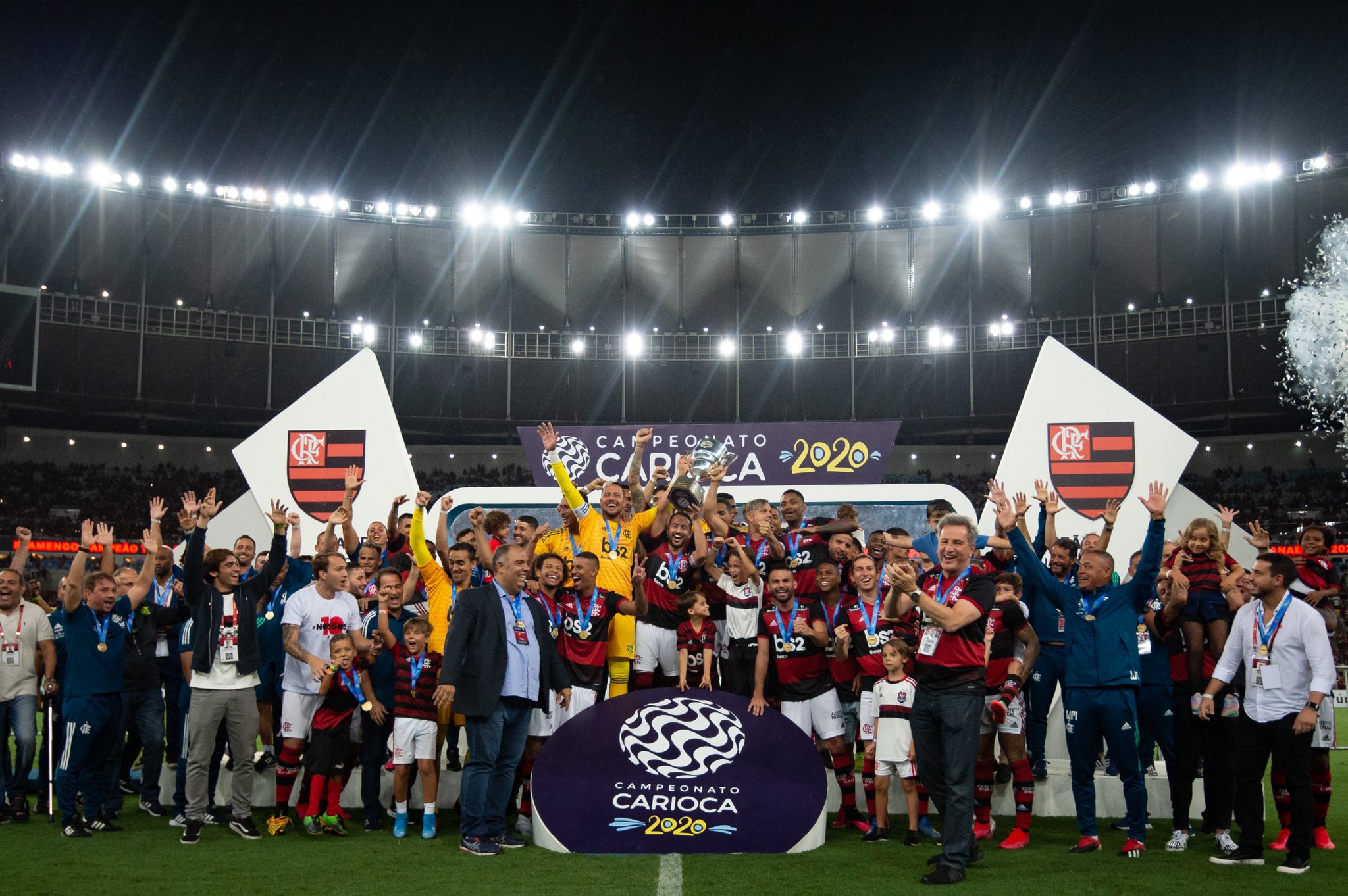 Jogadores comemoram vitória no Maracanã (Foto: Alexandre Vidal/CRF)