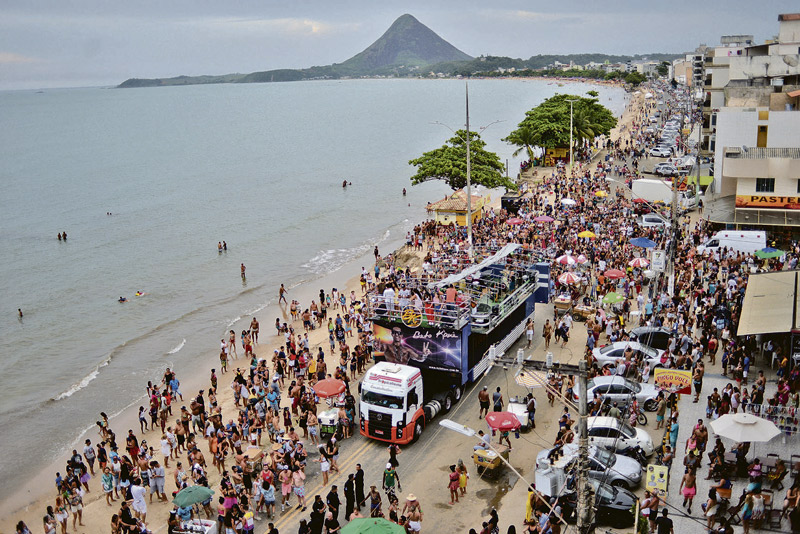 Foliões no Carnaval de Piúma: prefeitura anunciou regras para evitar confusão (Foto: Dayana Souza / AT - 05/03/2019)