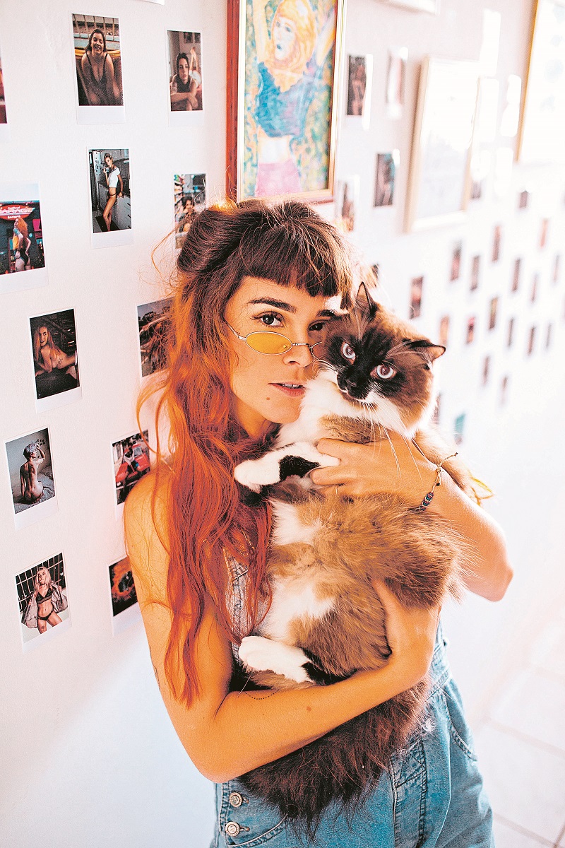 A fotógrafa Marcela Bicalho Andrade, 28, adotou os gatos Oliver (foto), de 5 anos, e Cassie, de 6 anos (Foto: Divulgação/ Elias Gama)