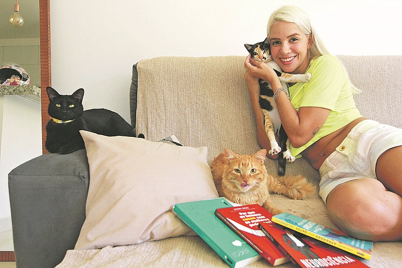 Liv, Jão e Meg são os donos do coração e da casa da recepcionista Kath Barboza Tobias Fernandes (Foto: Kadidja Fernandes/ AT)