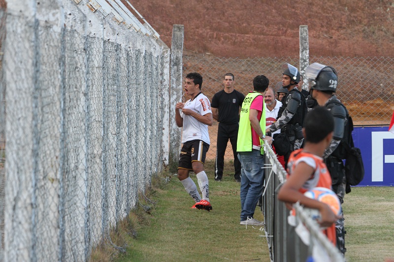Geraldo comemora o gol do título do Capixabão 2014, na final contra o Linhares (Foto: Leone Iglesias/A Tribuna)