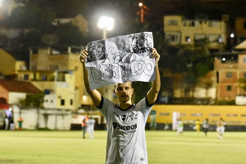 Geraldo comemorou a vitória segurando o cartar "Hoje tem gol do Geraldo" (Foto: Fabiano Oliveira/MKT Estrela)