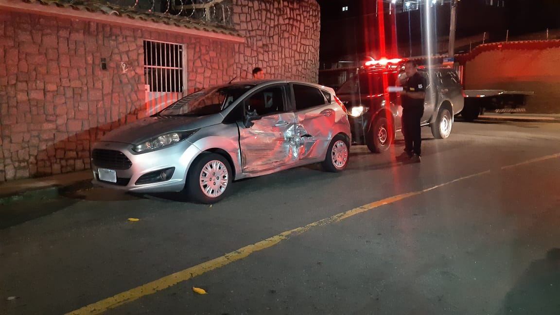 Carro onde família estava foi atingido pelo outro veículo (Foto: Anny Freire)