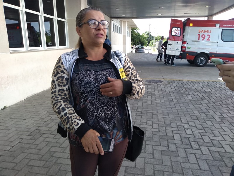 Iara Saccani acompanha o marido no Hospital Jayme Santos Neves. (Foto: Fábio Nunes/AT)