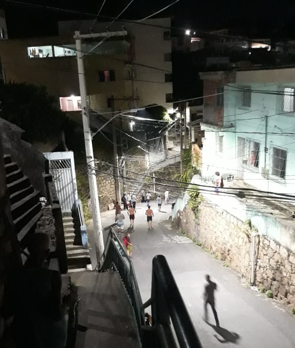 Internauta registrou movimentação no Morro do Quadro após idosa ser agredida por morador de rua. (Foto: Internauta)