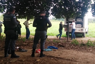 Corpo foi encontrado embaixo de um pé de jaca (Foto: Cássio de Souza)