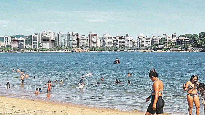Sem fiscalização, jet ski se aproxima de banhistas na praia Grande, na Ilha do Boi, em Vitória (Foto: Marcela Pimenta)
