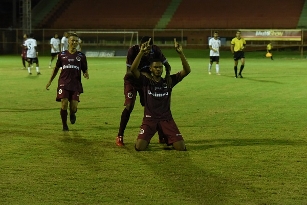 João Vitor comemora o terceiro gol da Desportiva (Foto: Beto Morais / AT)