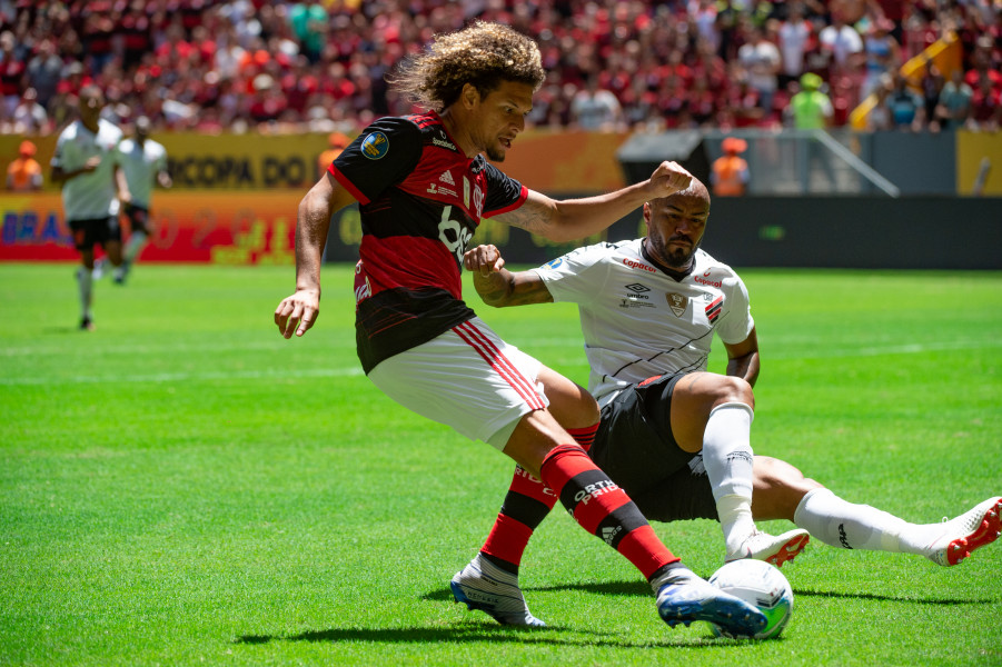 O volante Willian Arão na partida contra o Athletico-PR (Foto: Alexandre Vidal/ Fla Imagem/ Divulgação)