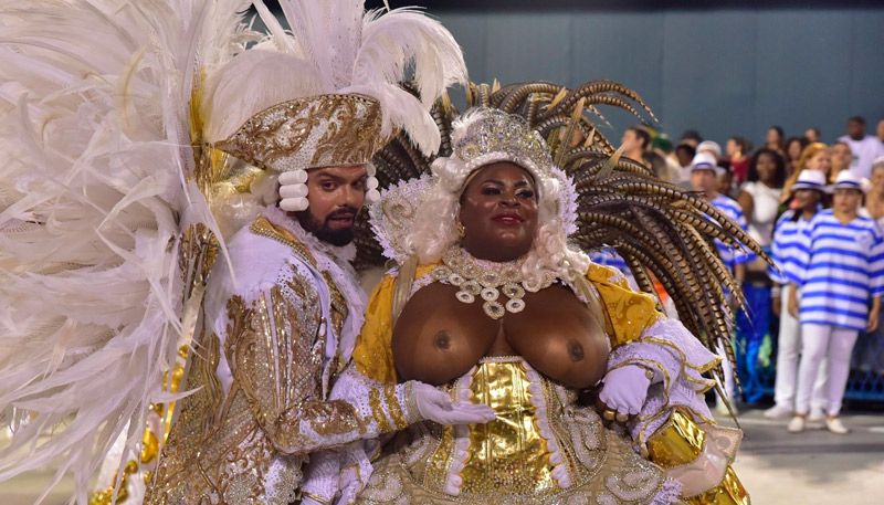 Representando Xica, rainha do Tijuco, a cantora foi acompanhada de um passista e sambou a noite toda (Foto: Agnews / Agnews)