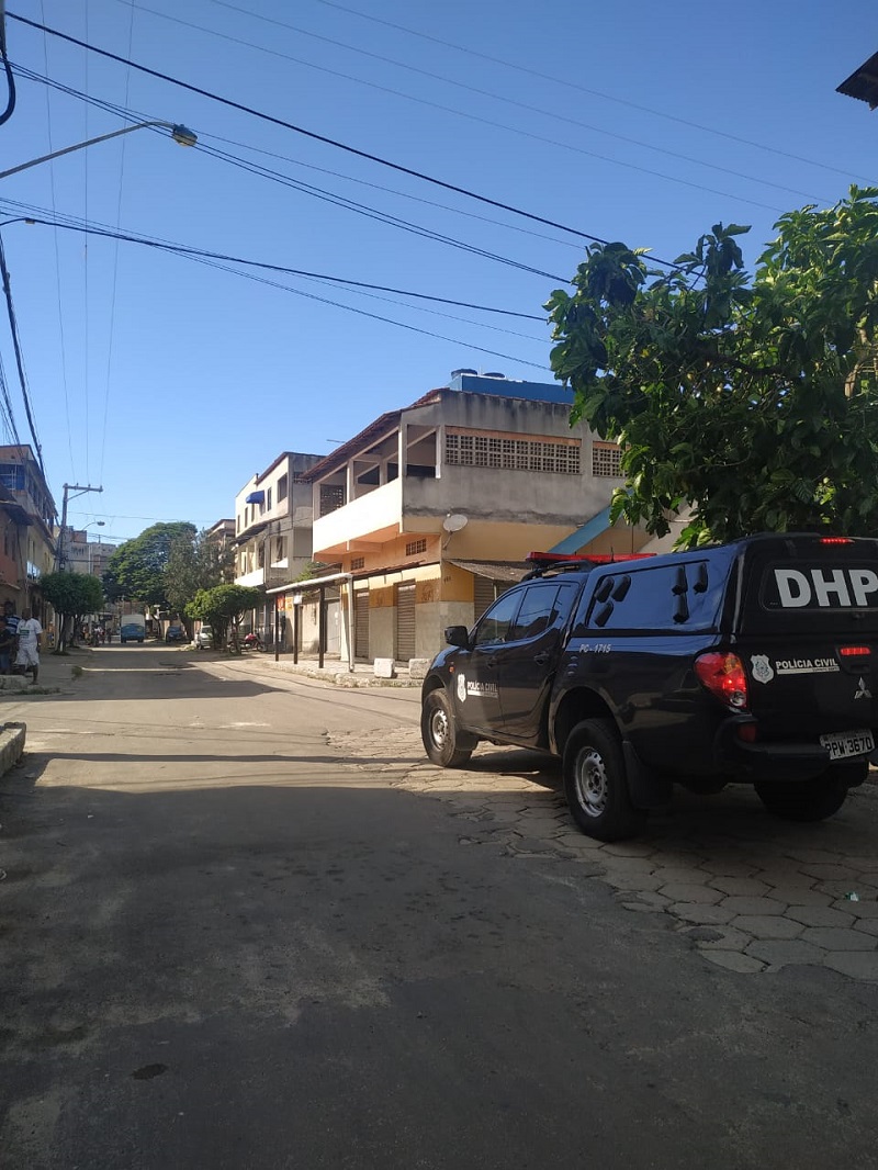 Policiais do DHPP estiveram no bairro Santa Rita após jovem ser baleada. (Foto: Kananda Natielly)