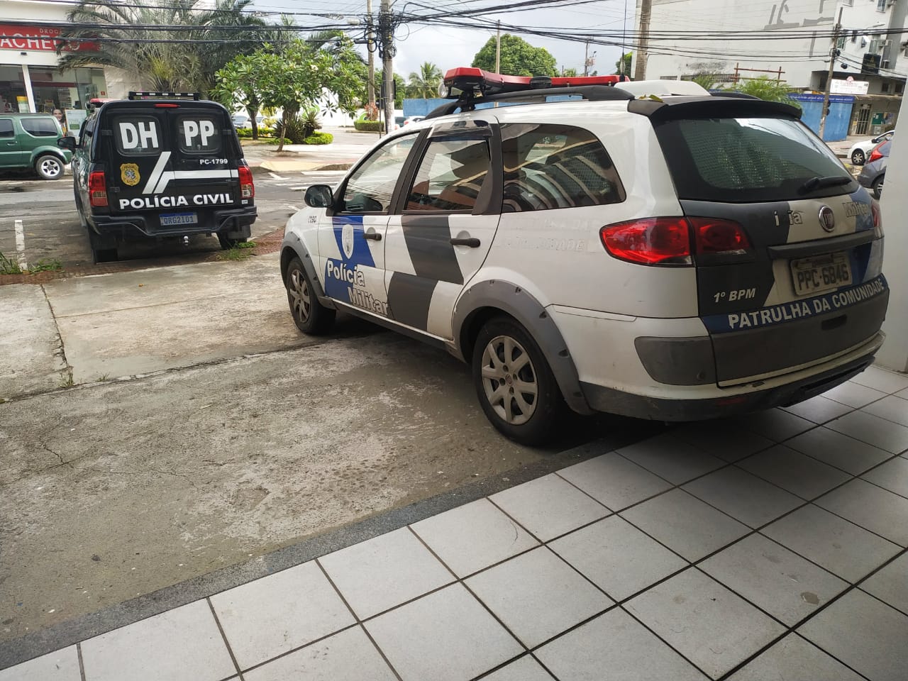 Policiais levaram jovem baleado para o hospital (Foto: Kananda Natielly)