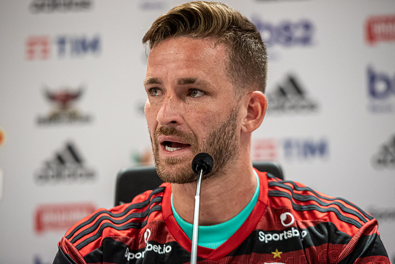Léo Pereira é apresentado pelo Flamengo (Foto: Paula Reis / Flamengo)