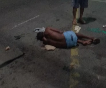 Morador de rua ficou caído no chão após ser linchado. (Foto: Reprodução vídeo/Internauta)
