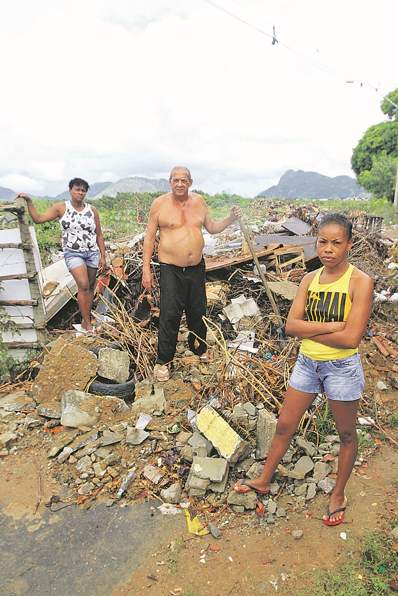 Moradores de Planalto Serrano, na Serra, em terreno tomado por lixo. “Convivemos com um lixão”, reclamou a dona de casa Aene Gomes (à direita) (Foto: Dayana Souza/ AT)