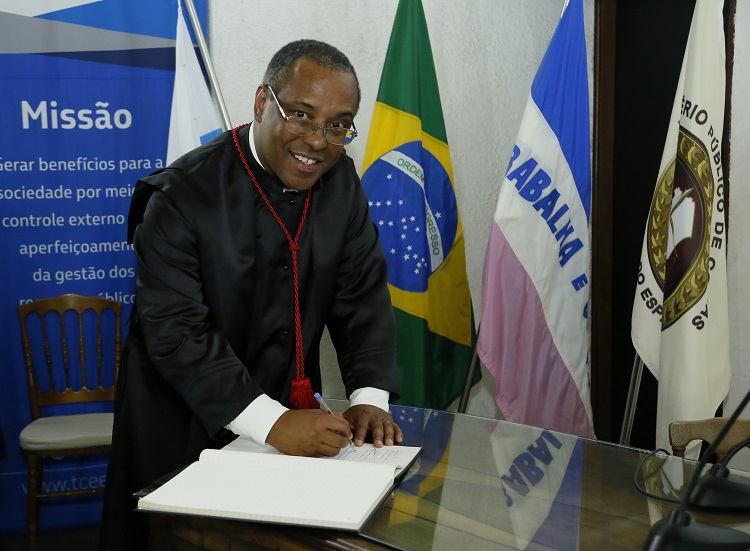 Luis Henrique Anastácio da Silva toma posse como procurador-geral do Ministério Público de Contas (Foto: Reprodução/MPC-ES)