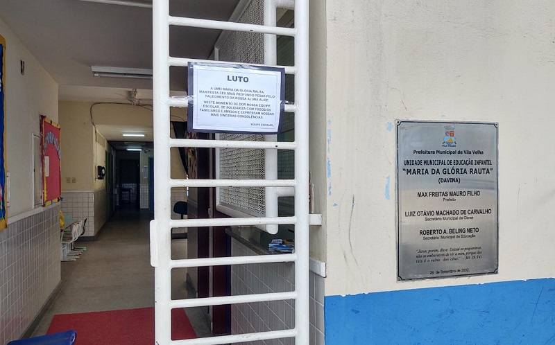 Cartaz informa suspensão das aulas na UMEI Maria da Glória Rauta. (Foto: Fábio Nunes/AT)