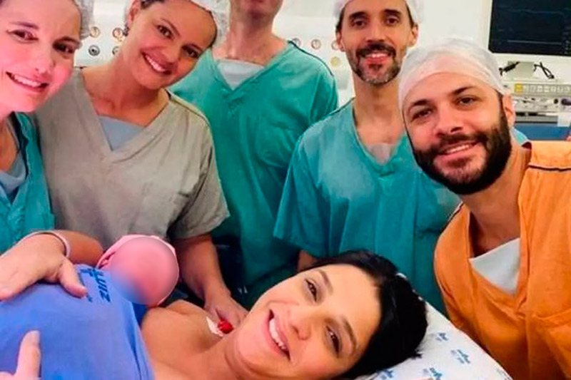 Ana Carolina e o marido Vinicius compartilharam fotos do nascimento da filha (Foto: Lu Schoti / Reprodução Instagram)