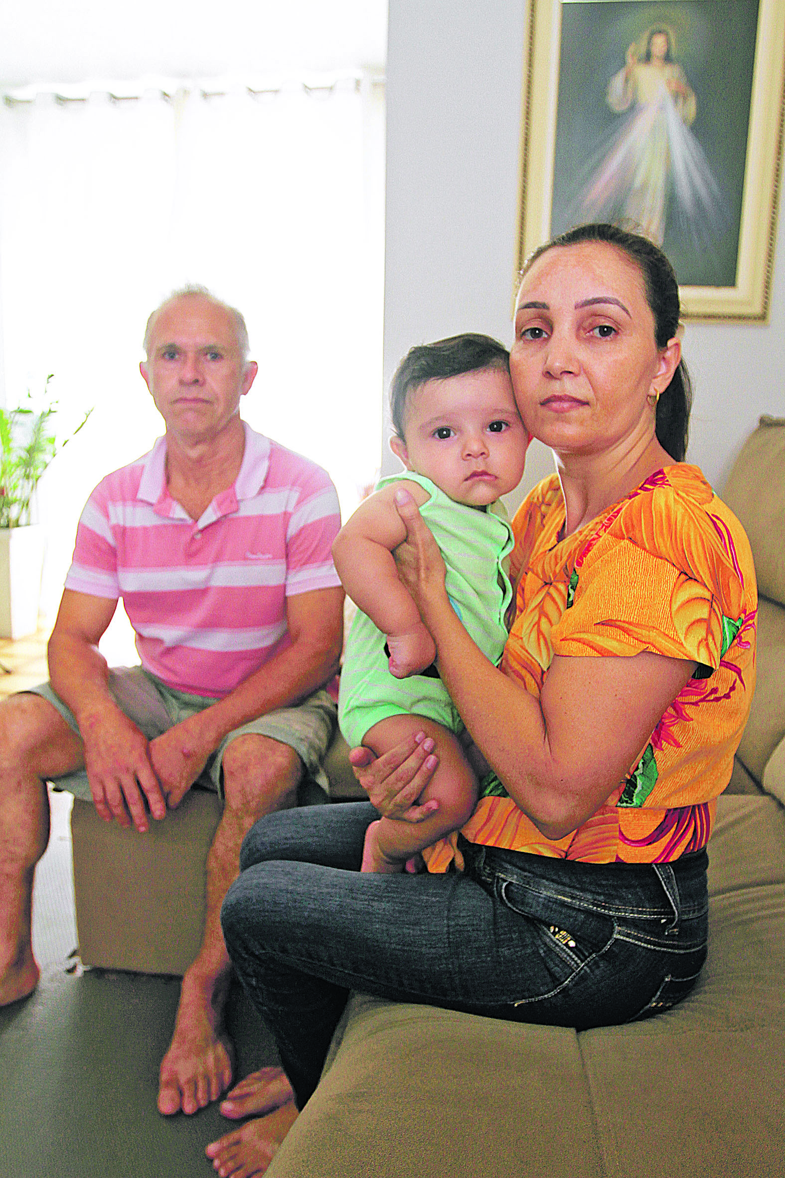 O aposentado Francisco Agnez, 62, e a mulher dele, Ivanete Agnez, 43, estão enfrentando uma dor de cabeça com o plano de saúde. (Foto: Dayana Souza/AT)