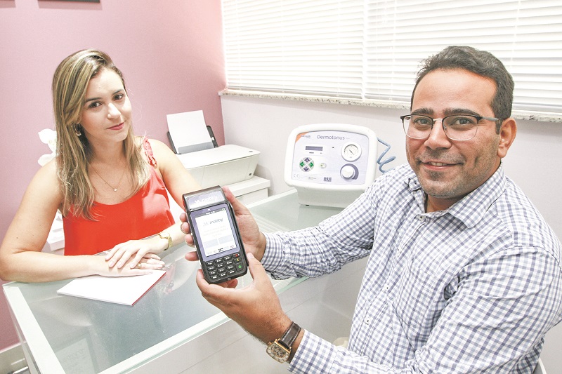 CEO da Mobby, Robson Mattos mostra à empresária Isabela Virgínio Macêdo a maquininha de cartão (Foto: Kadidja Fernandes/ AT)