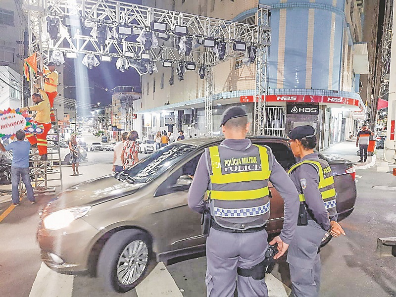 Durante todo o feriadão de Carnaval no Estado, serão 1.200 policiais militares por dia nas ruas para dar mais segurança aos foliões (Foto: Roberta Bourguignon)