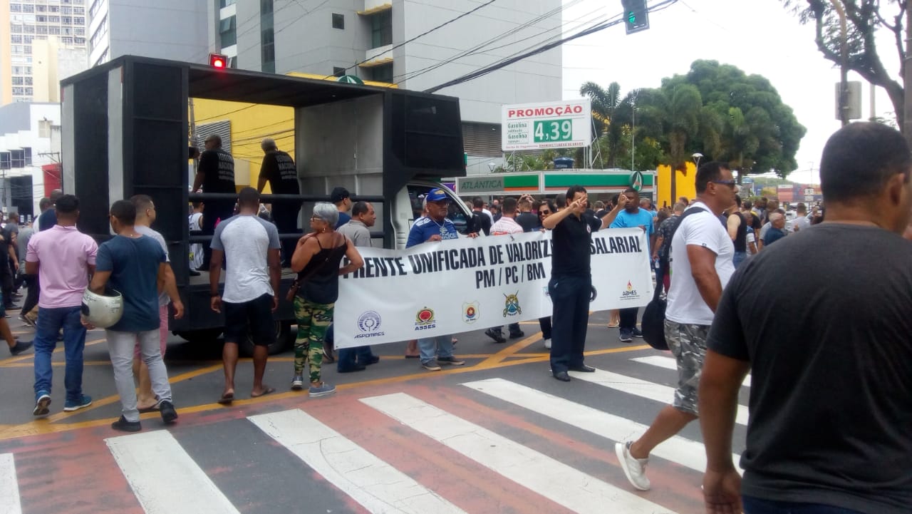 Policiais fazem manifestação no Centro de Vitória (Foto: Rodrigo Perét / AT)