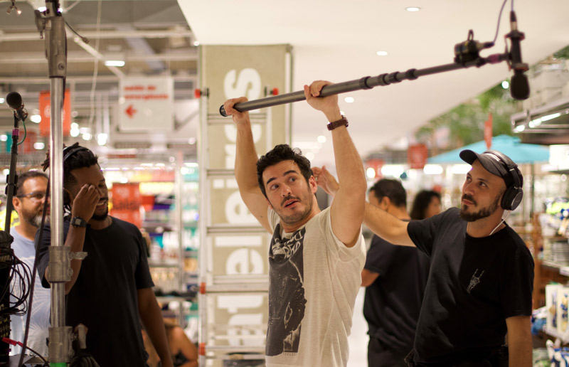 Marcos Veras brinca de operador de “boom” nos bastidores de “Um Casal Inseparável” (Foto: Auri Mota)