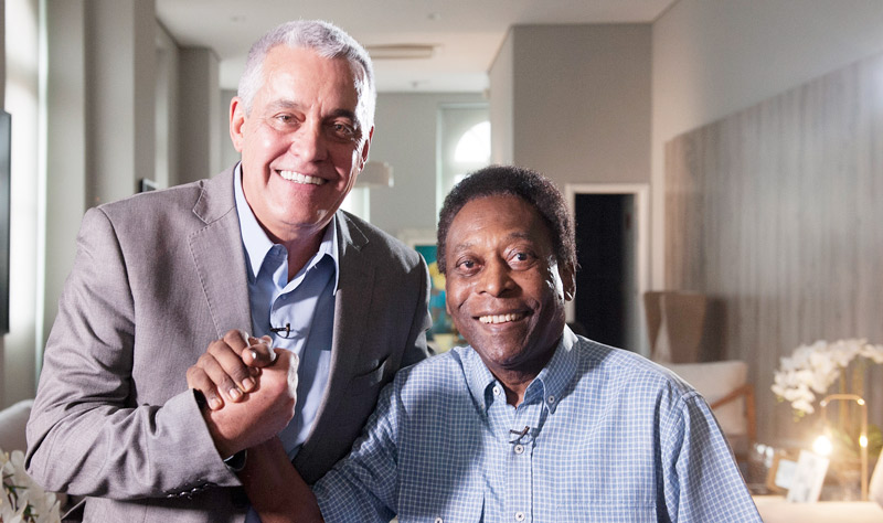 Mauro Naves nos bastidores de entrevista com Pelé para o ‘Esporte Espetacular’ (Foto: Reinaldo Marques / TV Globo)